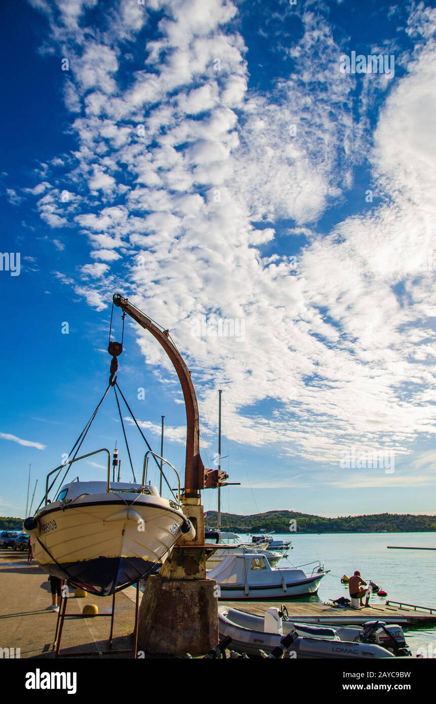 Città Sibenik barca pronta per lavori di ristrutturazione. Luogo turistico da visitare. Foto Stock