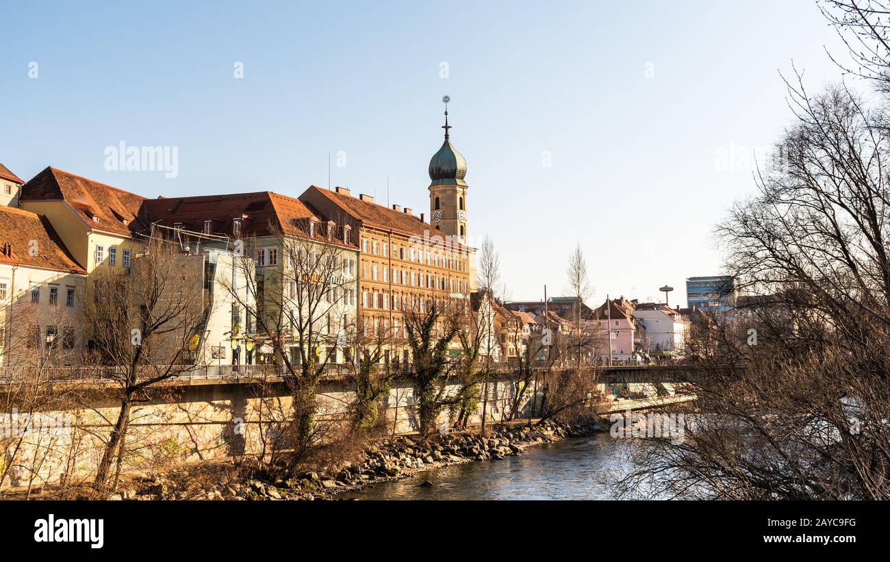 Città di Graz - fiume Mur, banca di fiume,centro città, regione Stiria dell'Austria Foto Stock