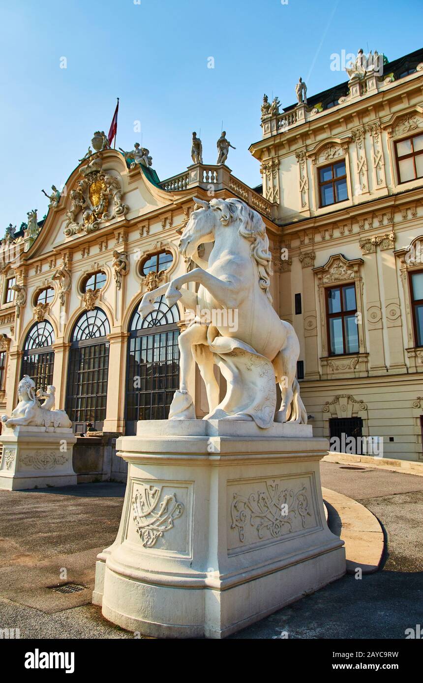 Statua barocca del cavallo accanto al Belvedere Foto Stock