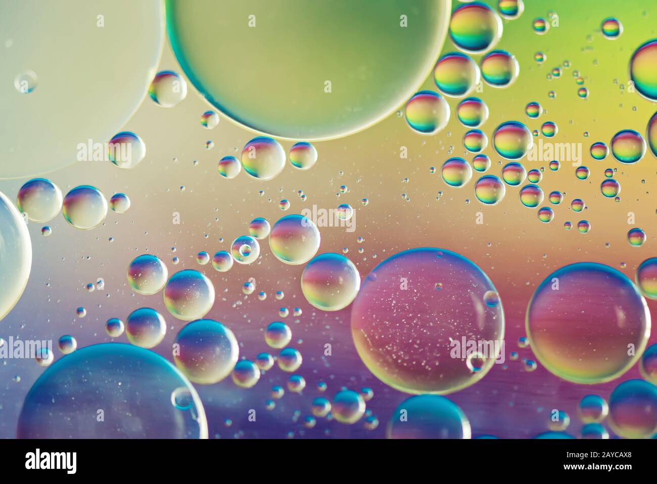 Rainbow sfocati astratta immagine di sfondo realizzato con olio e acqua e sapone Foto Stock