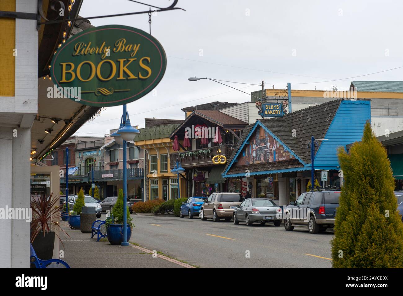 Una scena di strada all'inizio della primavera nella città in stile scandinavo di Poulsbo nella contea di Kitsap, nello stato di Washington, Stati Uniti. Foto Stock