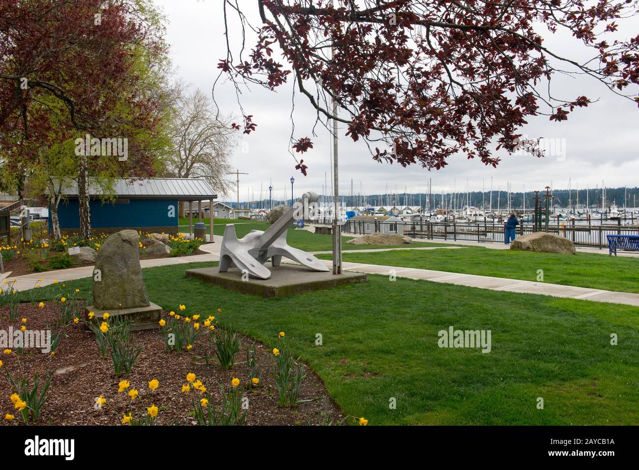 Il Muriel Iverson Williams Waterfront Park all'inizio della primavera nella città in stile scandinavo di Poulsbo nella contea di Kitsap, nello stato di Washington, Stati Uniti. Foto Stock
