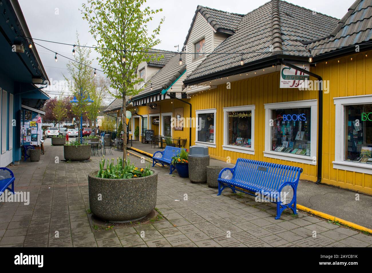 Una scena di strada all'inizio della primavera nella città in stile scandinavo di Poulsbo nella contea di Kitsap, nello stato di Washington, Stati Uniti. Foto Stock