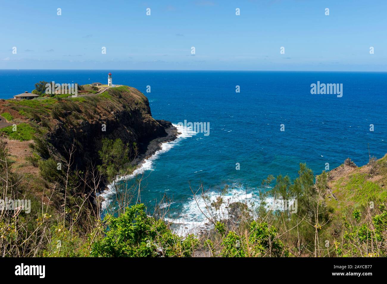 Vista dello storico faro di Kilauea (Registro Nazionale dei luoghi storici), costruito nel 1913, presso il Kilauea Point National Wildlife Refuge sul ha Foto Stock