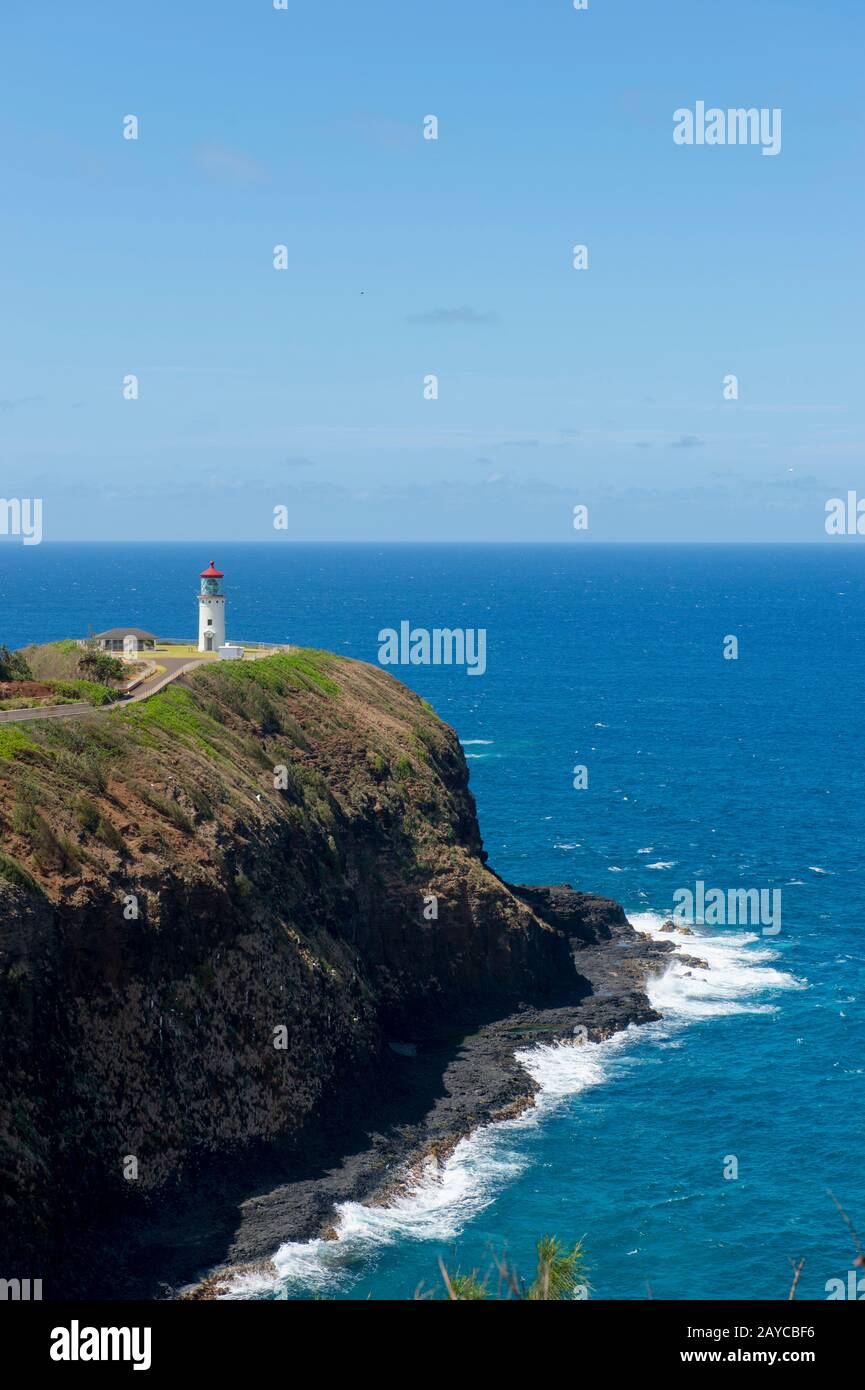 Vista dello storico faro di Kilauea (Registro Nazionale dei luoghi storici), costruito nel 1913, presso il Kilauea Point National Wildlife Refuge sul ha Foto Stock