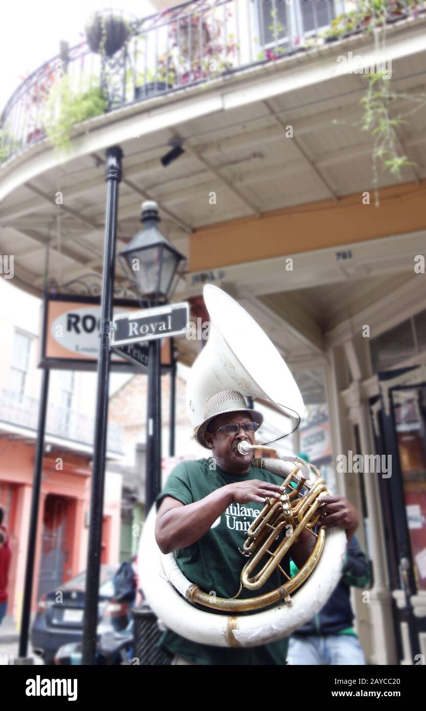 NEW ORLEANS, LA/USA -03-17-2019: Un musicista suona jazz sulla tuba nel quartiere francese di New Orleans Foto Stock