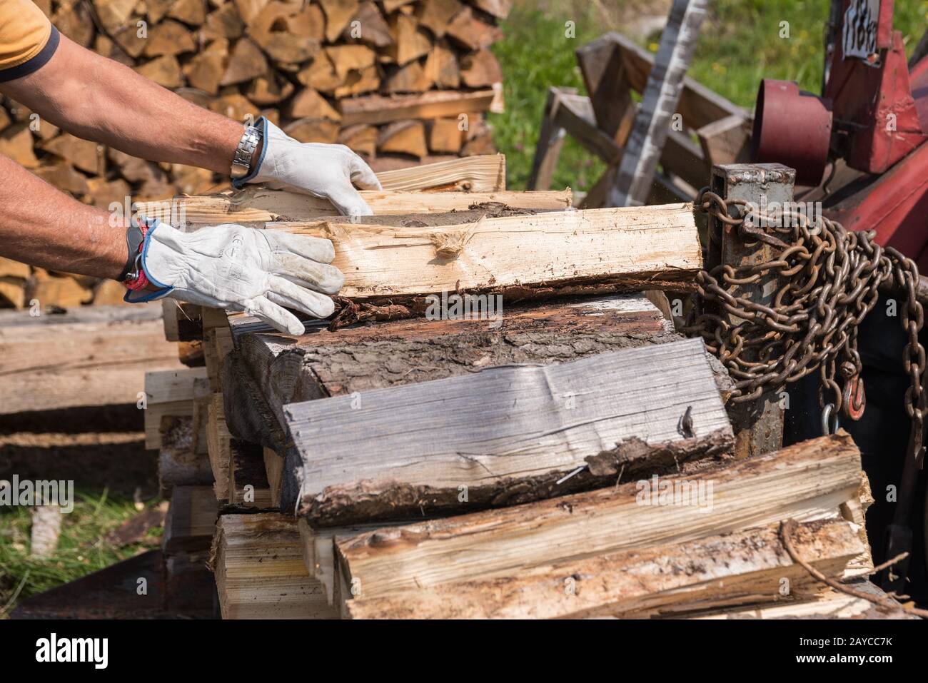 Tronchi di legno sono concessi per l'inverno come stock di legna da ardere - primo piano Foto Stock