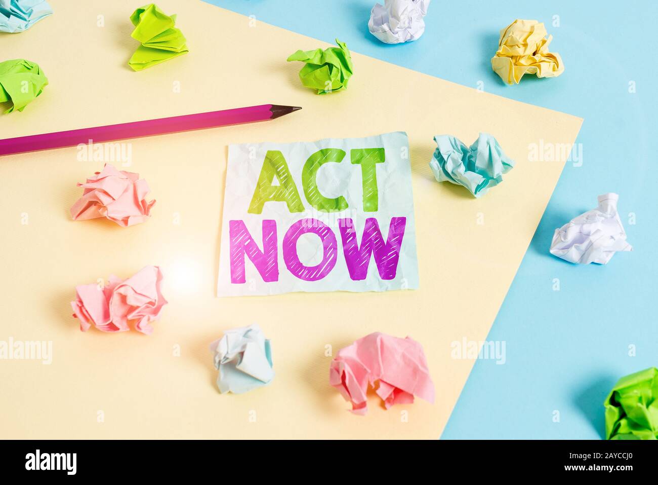 Testo di scrittura atto ora. Concetto che significa avere una risposta rapida che chiede a qualcuno di fare azione non ritardare carta colorata sbriciolata em Foto Stock