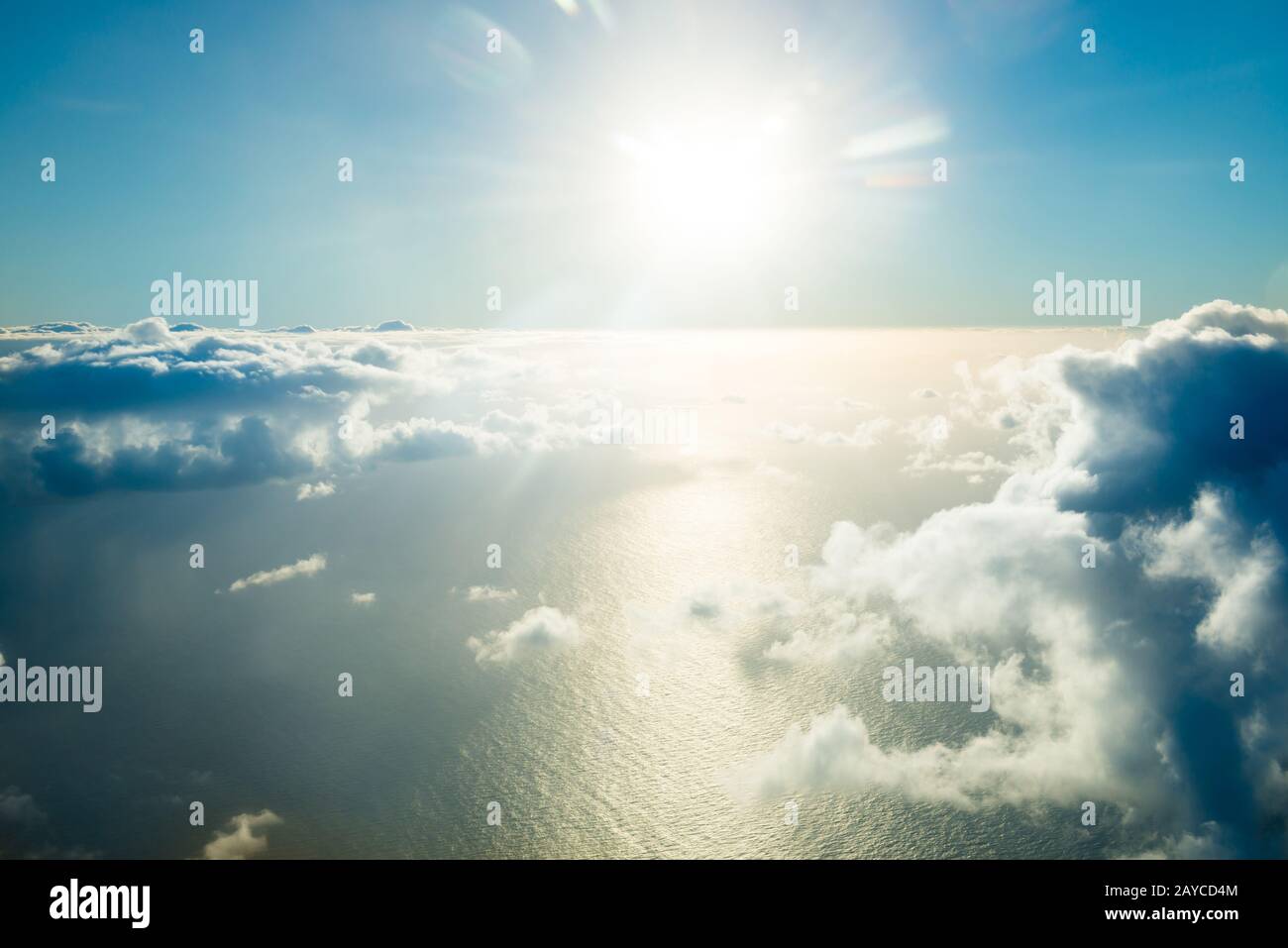 Vista aereo di nuvole, oceano e sole luminoso Foto Stock