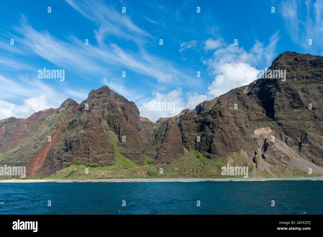 Vista da un'escursione in barca della costa di Na Pali sul lato occidentale dell'Isola Hawaiiana di Kauai, Hawaii, USA. Foto Stock