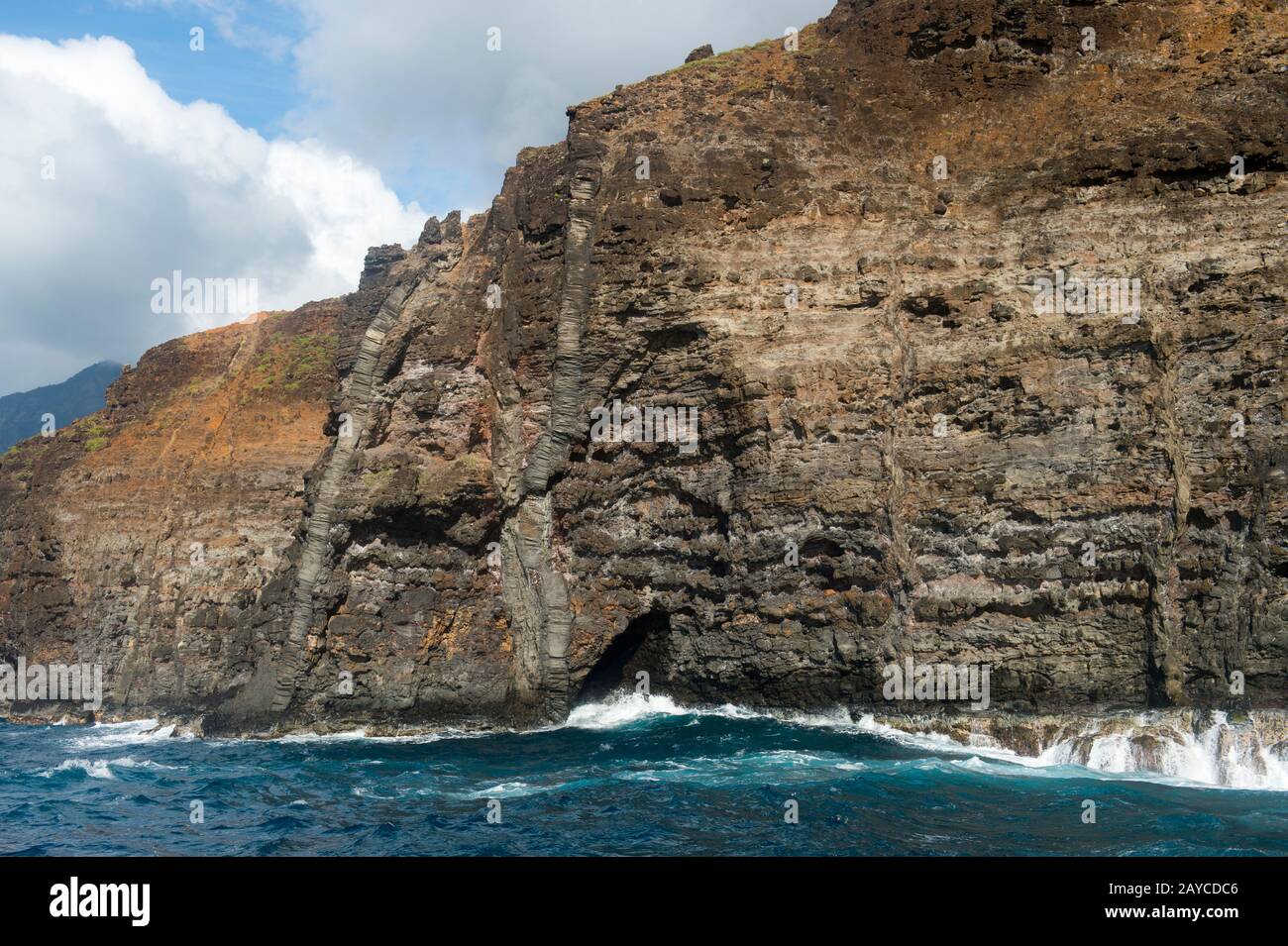 Vista da un'escursione in barca delle formazioni laviche lungo la costa di Na Pali sul lato occidentale dell'Isola Hawaiiana di Kauai, Hawaii, USA. Foto Stock