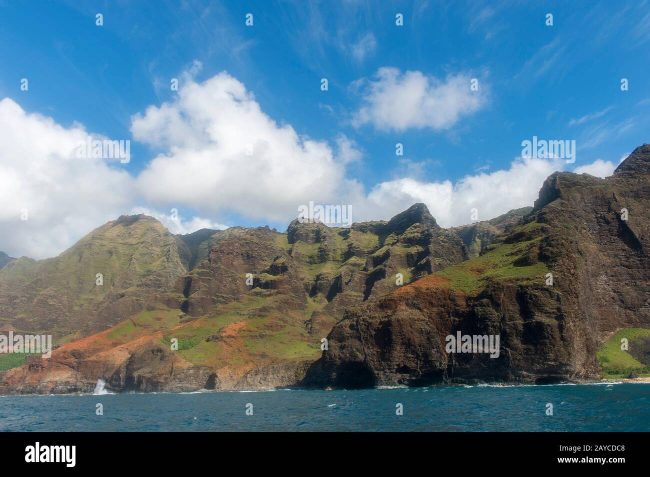 Vista da un'escursione in barca della costa di Na Pali sul lato occidentale dell'Isola Hawaiiana di Kauai, Hawaii, USA. Foto Stock