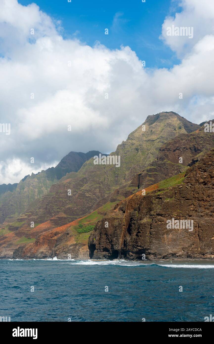 Vista da un'escursione in barca della costa di Na Pali sul lato occidentale dell'Isola Hawaiiana di Kauai, Hawaii, USA. Foto Stock
