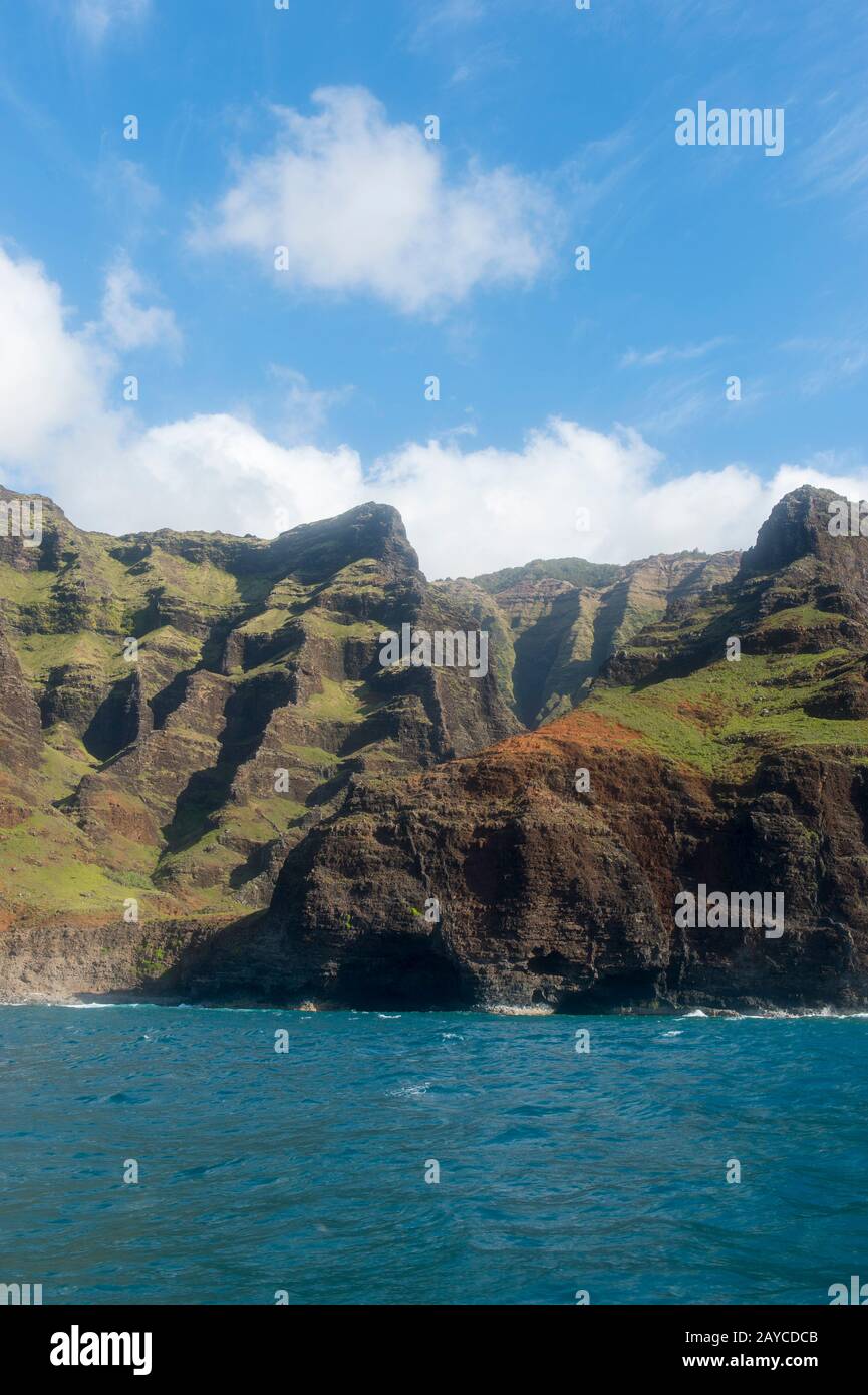 Vista da un'escursione in barca della costa di Na Pali sul lato occidentale dell'Isola Hawaiiana di Kauai, Hawaii, USA. Foto Stock