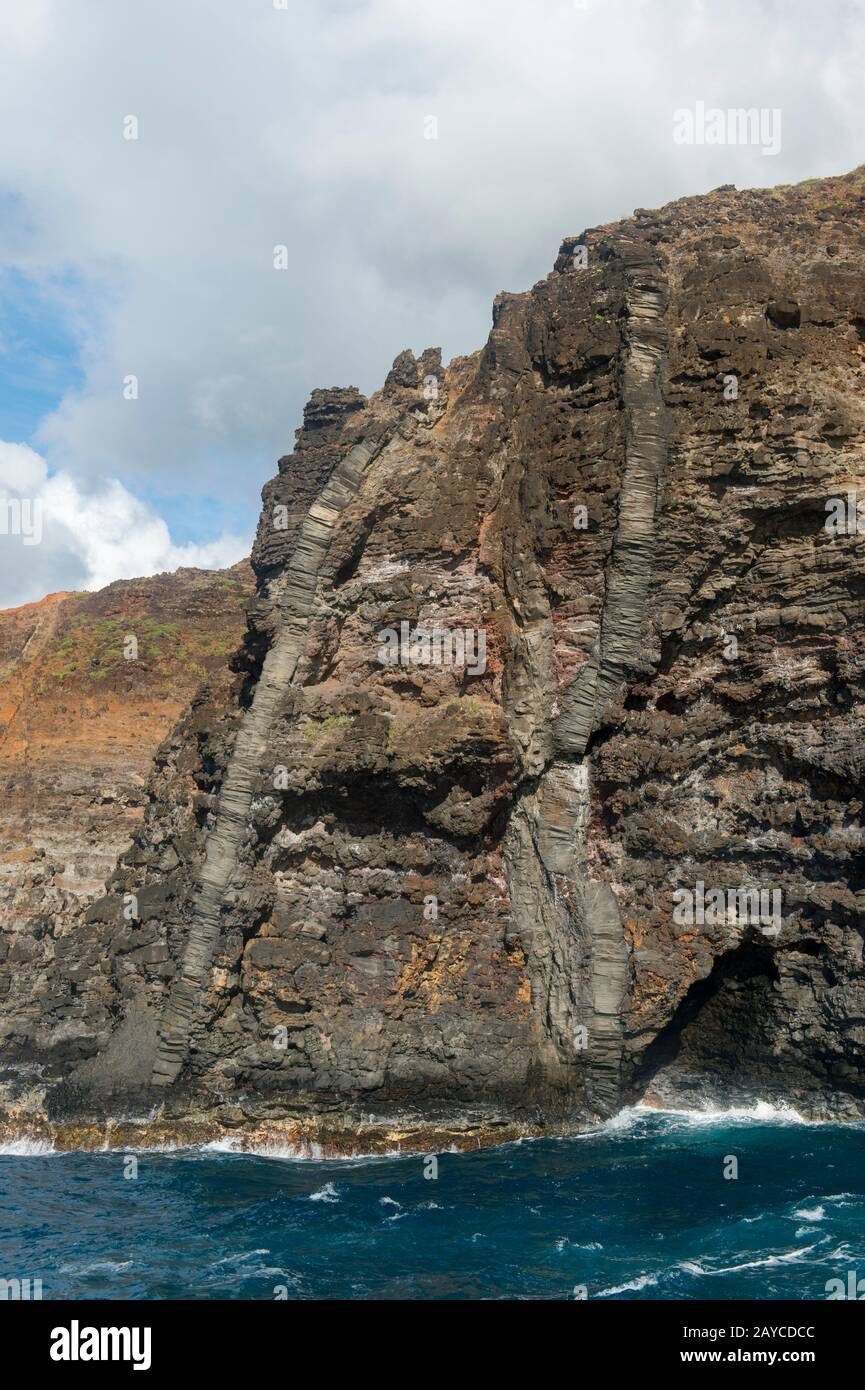 Vista da un'escursione in barca delle formazioni laviche lungo la costa di Na Pali sul lato occidentale dell'Isola Hawaiiana di Kauai, Hawaii, USA. Foto Stock