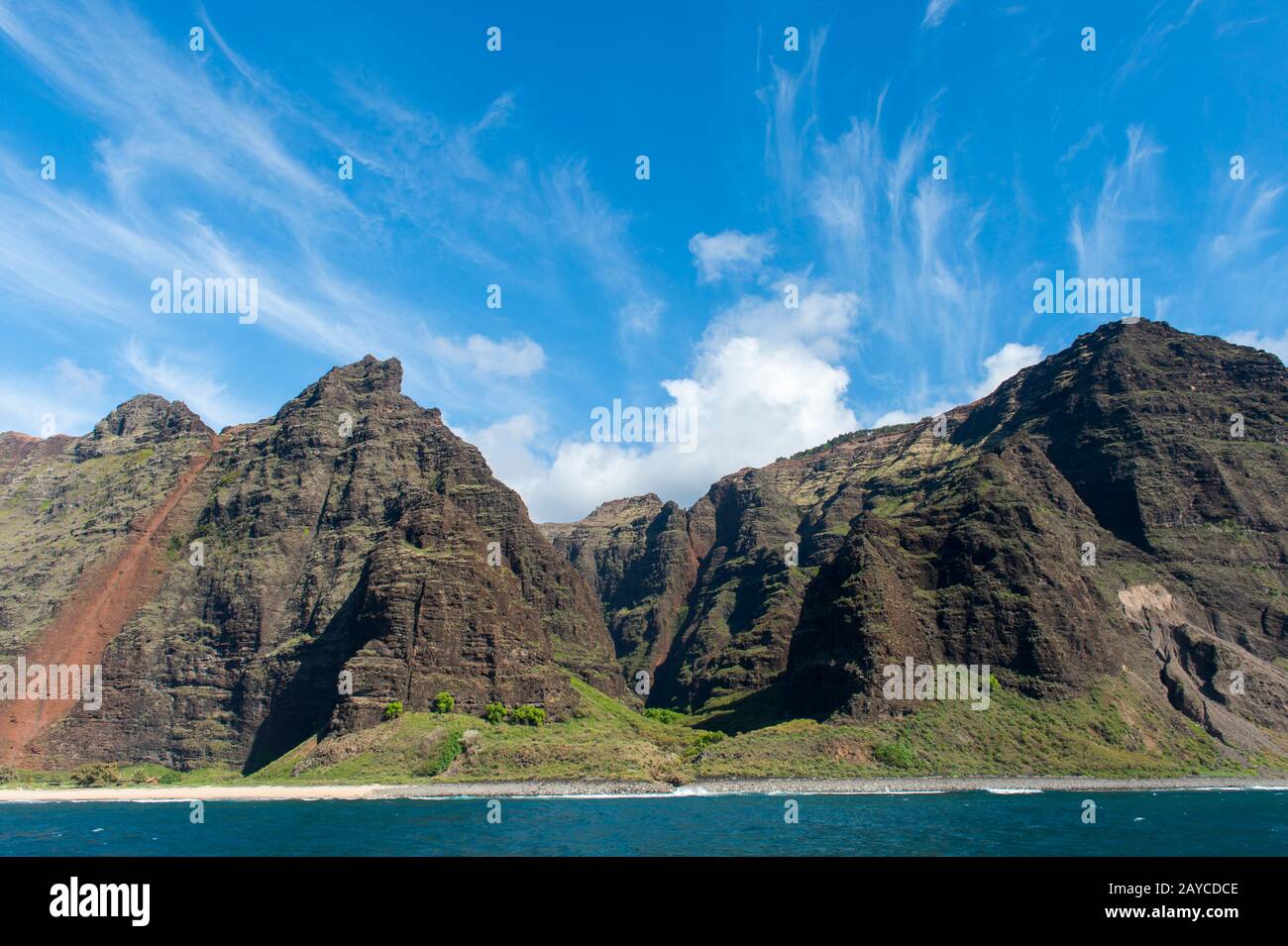 Vista da un'escursione in barca della costa di Na Pali sul lato occidentale dell'Isola Hawaiiana di Kauai, Hawaii, USA. Foto Stock