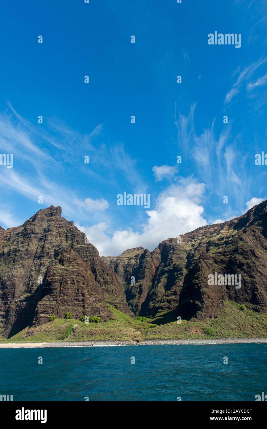 Vista da un'escursione in barca della costa di Na Pali sul lato occidentale dell'Isola Hawaiiana di Kauai, Hawaii, USA. Foto Stock