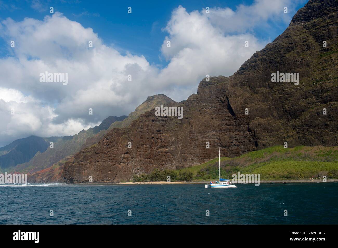 Vista da un'escursione in barca della costa di Na Pali sul lato occidentale dell'Isola Hawaiiana di Kauai, Hawaii, USA. Foto Stock