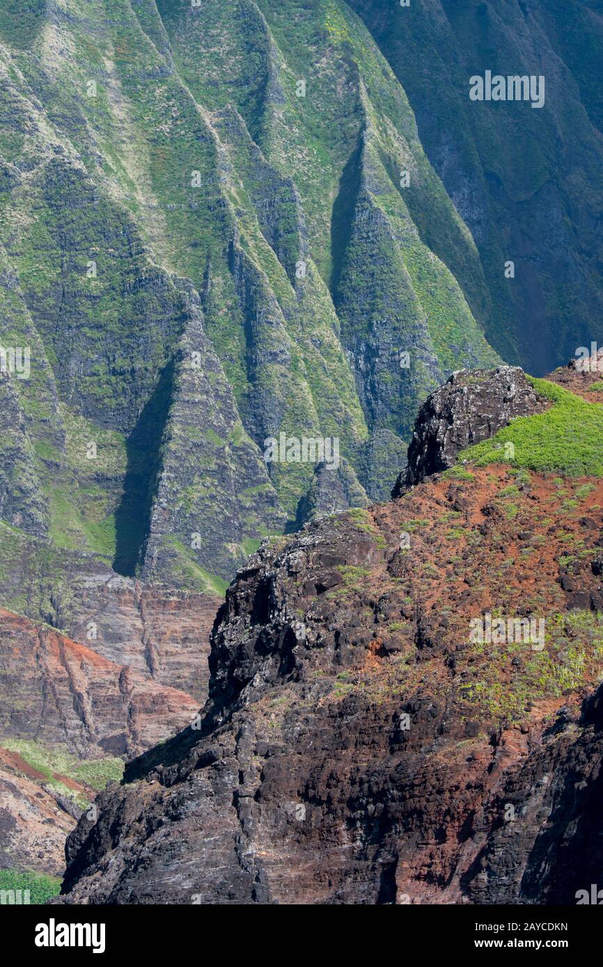 Vista da un'escursione in barca della costa di Na Pali sul lato occidentale dell'Isola Hawaiiana di Kauai, Hawaii, USA. Foto Stock