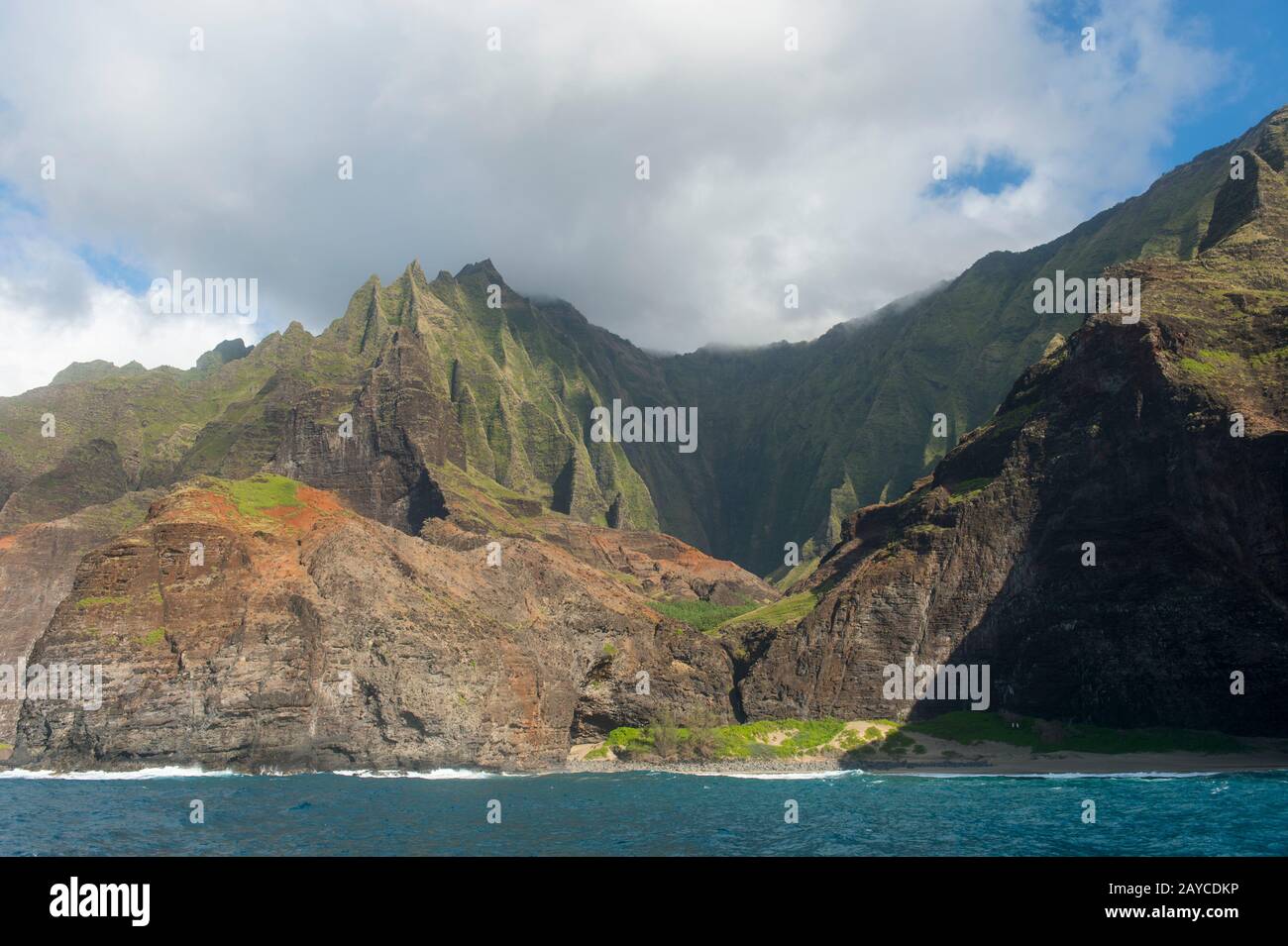 Vista da un'escursione in barca della costa di Na Pali sul lato occidentale dell'Isola Hawaiiana di Kauai, Hawaii, USA. Foto Stock