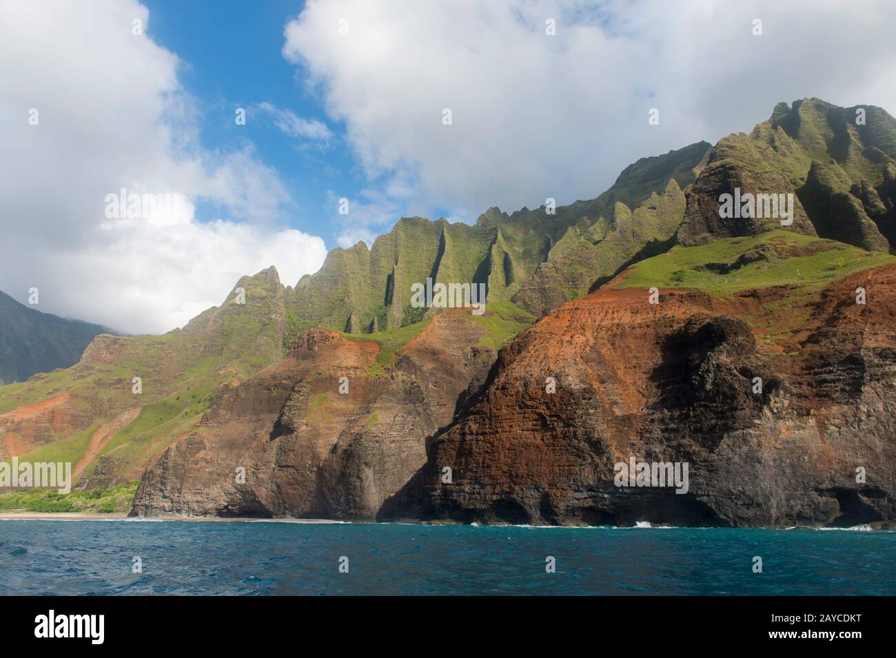 Vista da un'escursione in barca della costa di Na Pali sul lato occidentale dell'Isola Hawaiiana di Kauai, Hawaii, USA. Foto Stock
