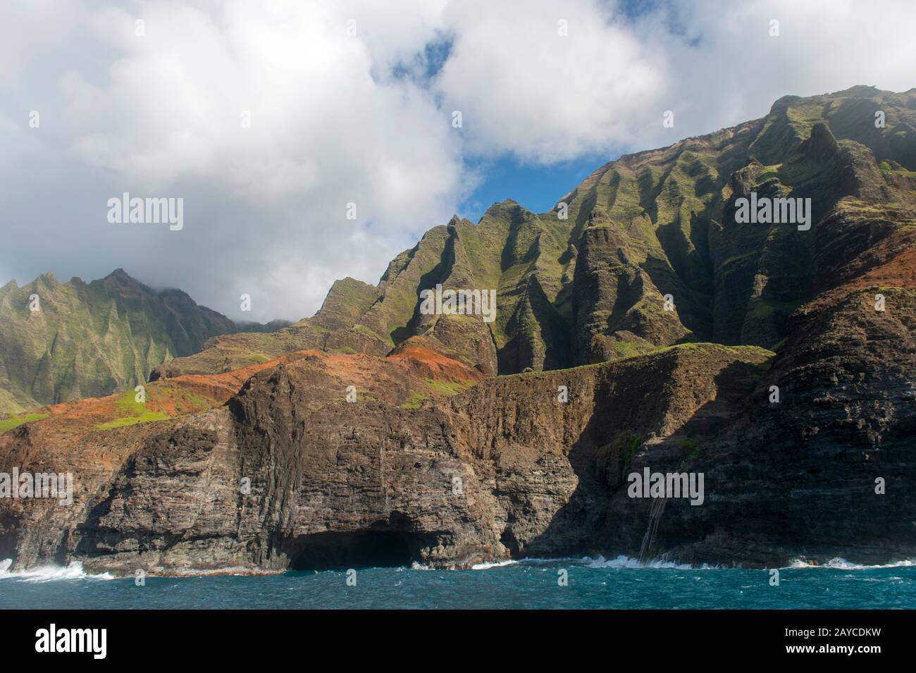 Vista da un'escursione in barca della costa di Na Pali sul lato occidentale dell'Isola Hawaiiana di Kauai, Hawaii, USA. Foto Stock