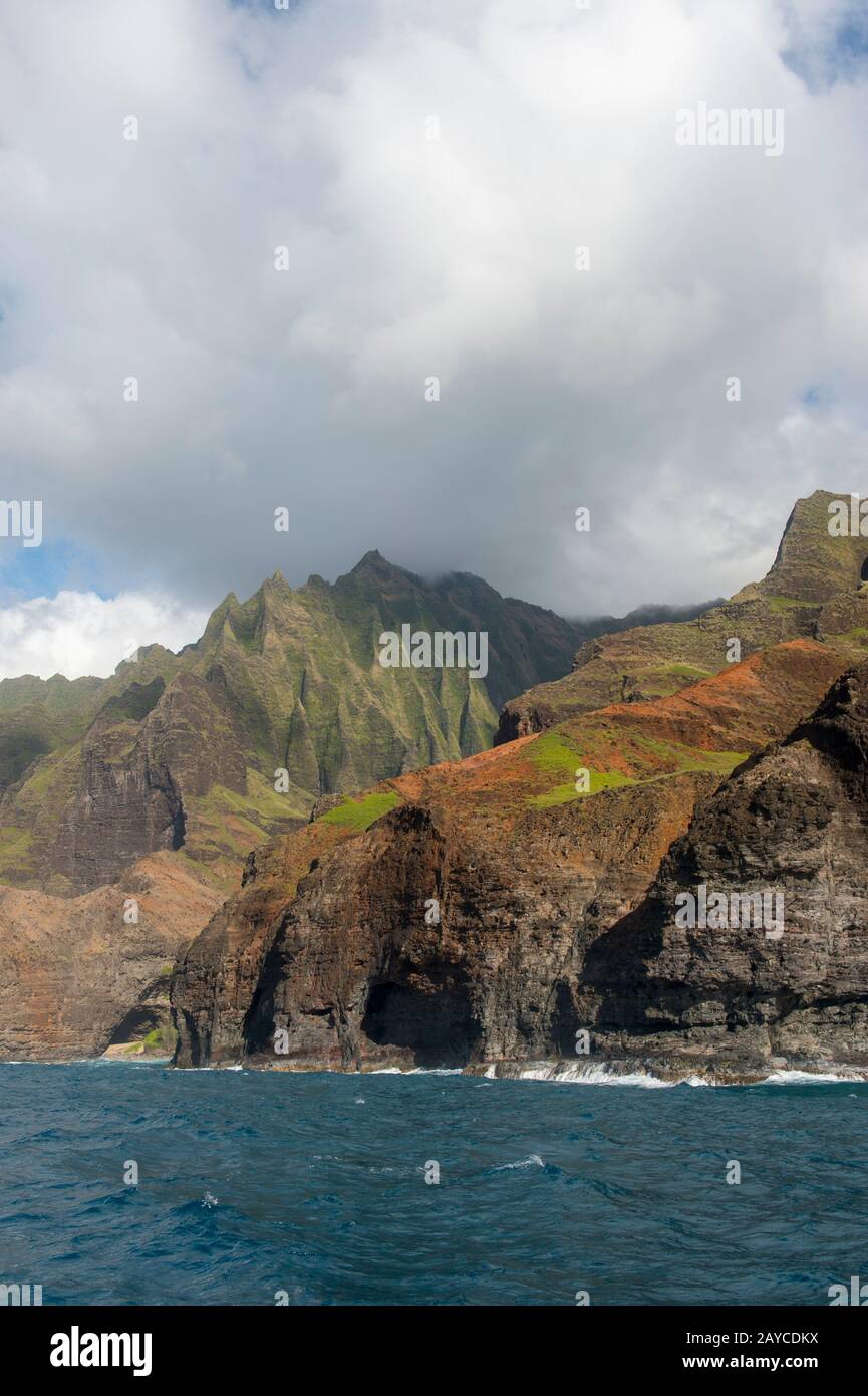 Vista da un'escursione in barca della costa di Na Pali sul lato occidentale dell'Isola Hawaiiana di Kauai, Hawaii, USA. Foto Stock