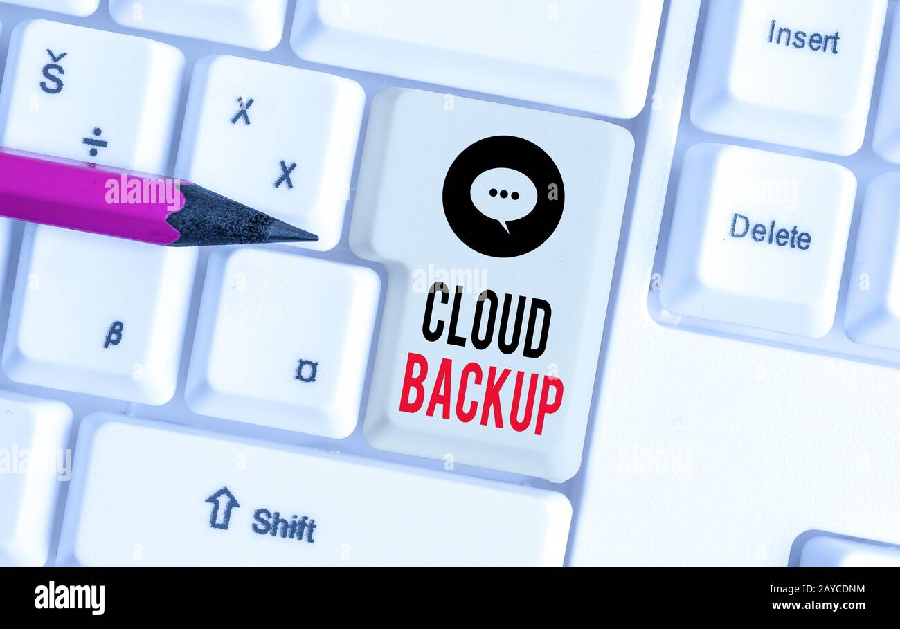 Nota di scrittura che mostra il backup su cloud. La presentazione delle foto aziendali consente ai clienti di accedere in remoto ai servizi IS del provider Foto Stock