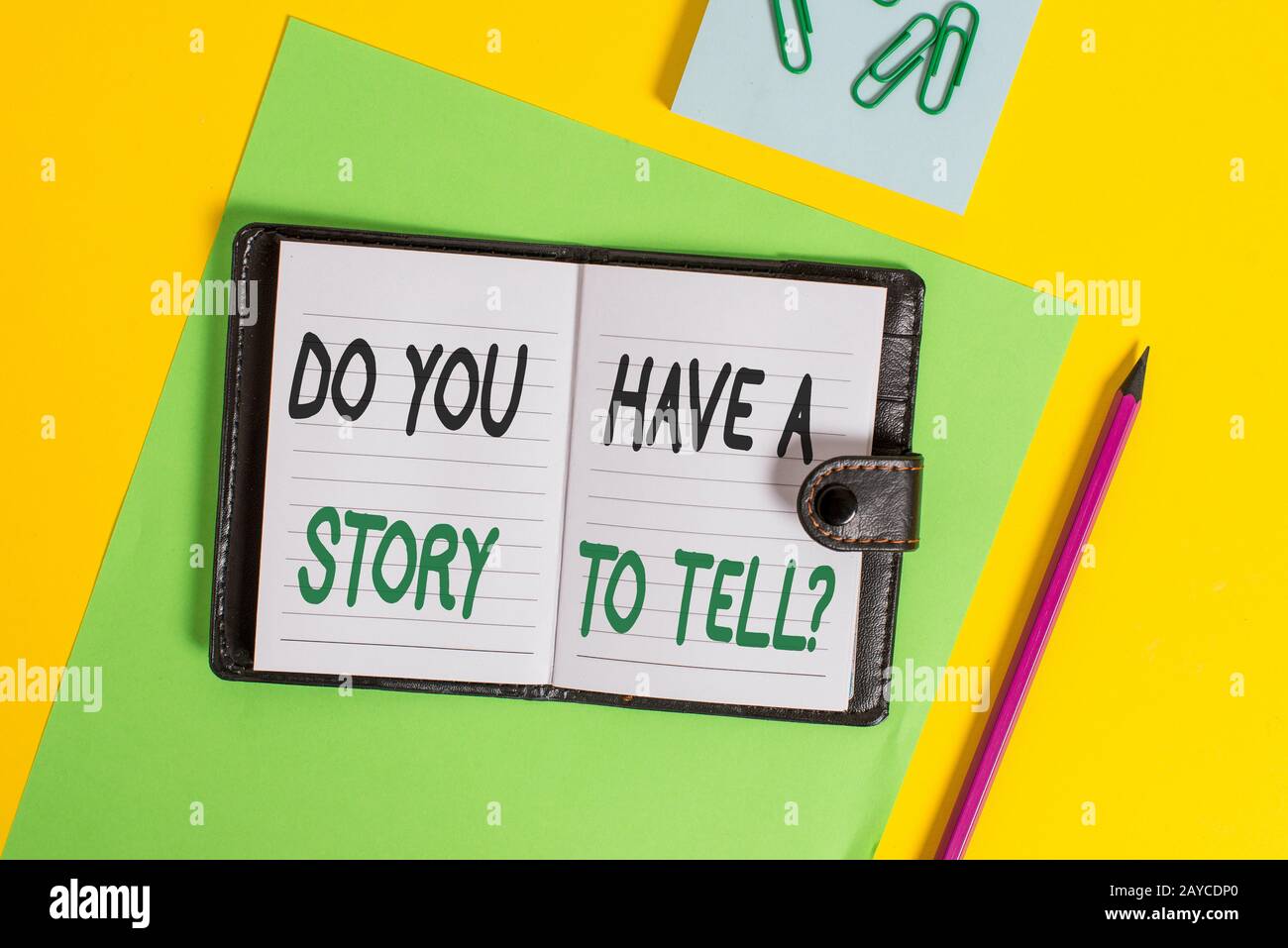 Scrittura concettuale della mano che mostra avete una storia da dire domanda. Foto di lavoro che mostra Storytelling Memories Tales Expe Foto Stock