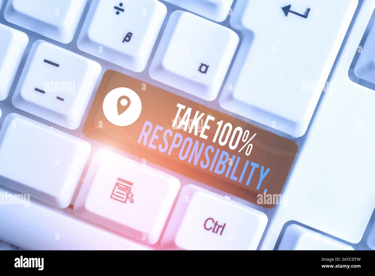 Il testo di scrittura di parola prende la responsabilità di 100 per cento. Concetto di business per essere pienamente responsabile per le vostre azioni e pensieri White Foto Stock