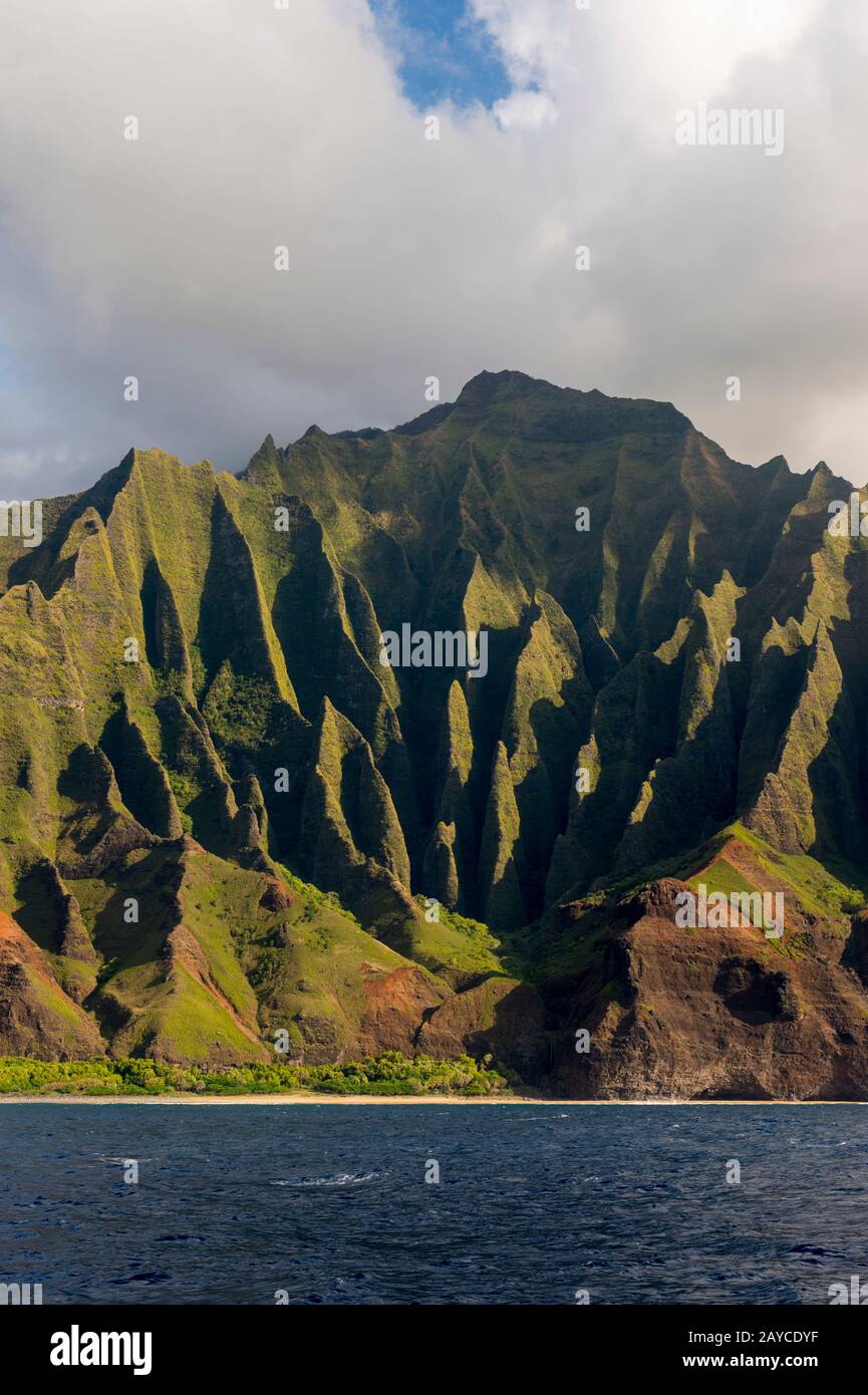 Vista da un'escursione in barca della costa di Na Pali sul lato occidentale dell'Isola Hawaiiana di Kauai, Hawaii, USA. Foto Stock