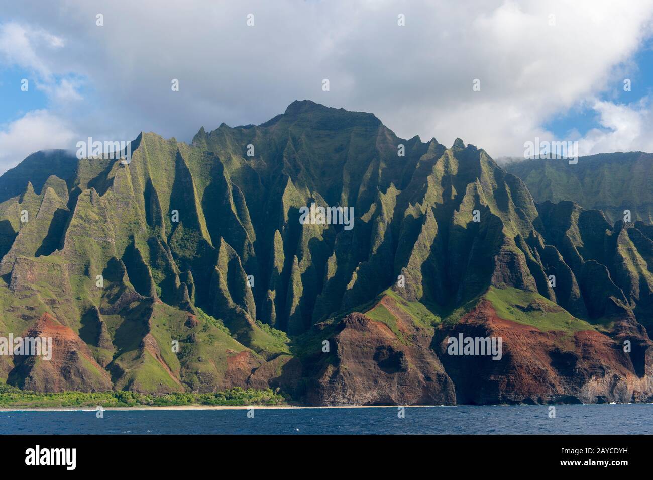 Vista da un'escursione in barca della costa di Na Pali sul lato occidentale dell'Isola Hawaiiana di Kauai, Hawaii, USA. Foto Stock