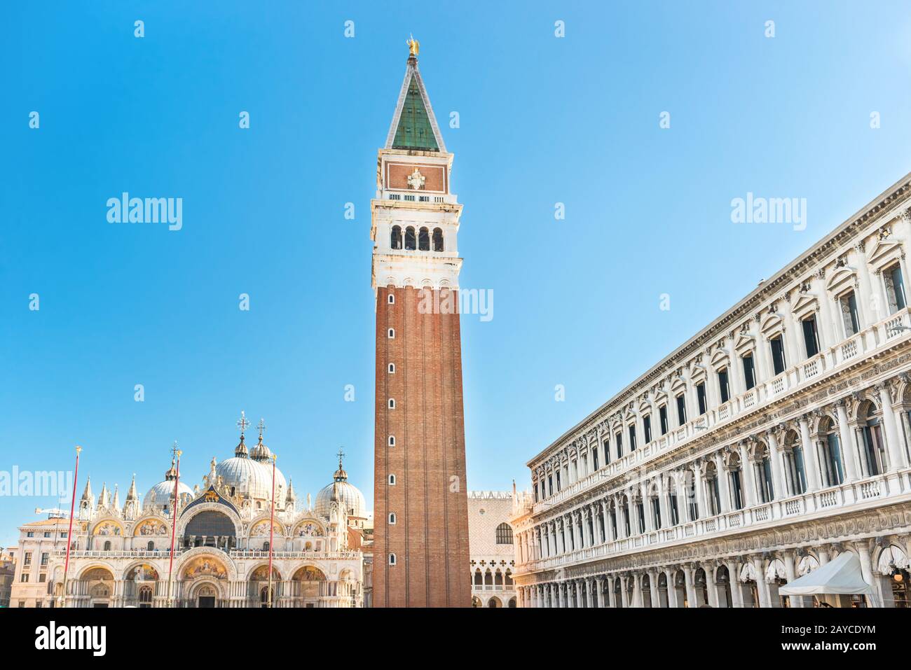 Piazza San Marco a Venezia con torre campanaria Foto Stock