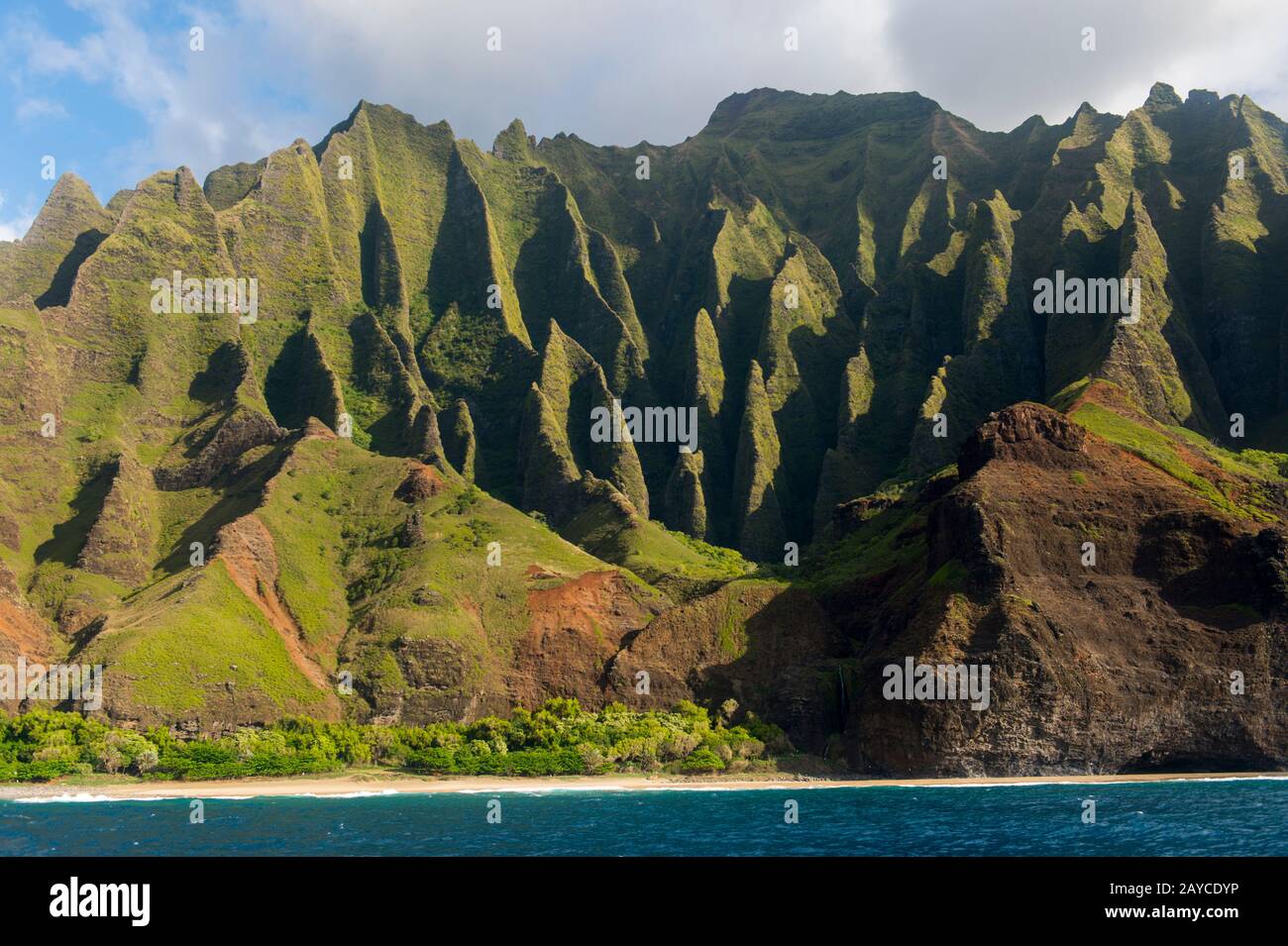 Vista da un'escursione in barca della costa di Na Pali sul lato occidentale dell'Isola Hawaiiana di Kauai, Hawaii, USA. Foto Stock