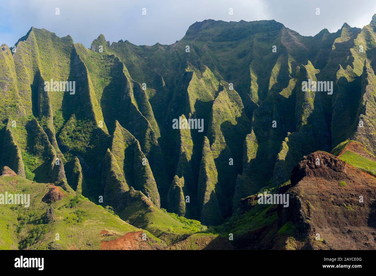 Vista da un'escursione in barca della costa di Na Pali sul lato occidentale dell'Isola Hawaiiana di Kauai, Hawaii, USA. Foto Stock