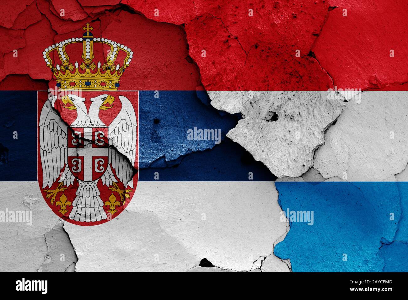 Bandiere di Serbia e il Lussemburgo dipinta sulla parete incrinato Foto Stock