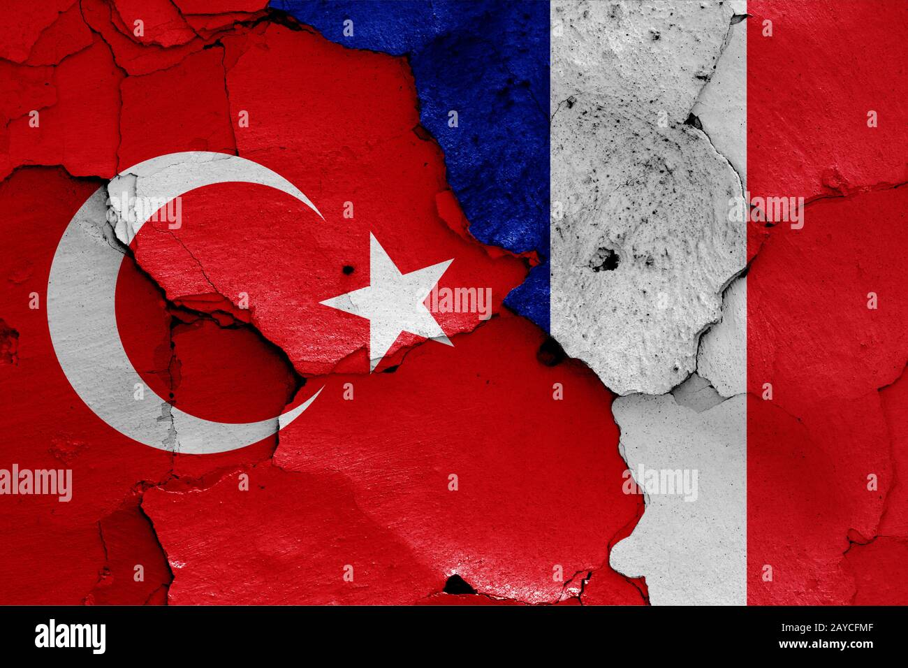 Le bandiere della Turchia e Francia dipinta sulla parete incrinato Foto Stock