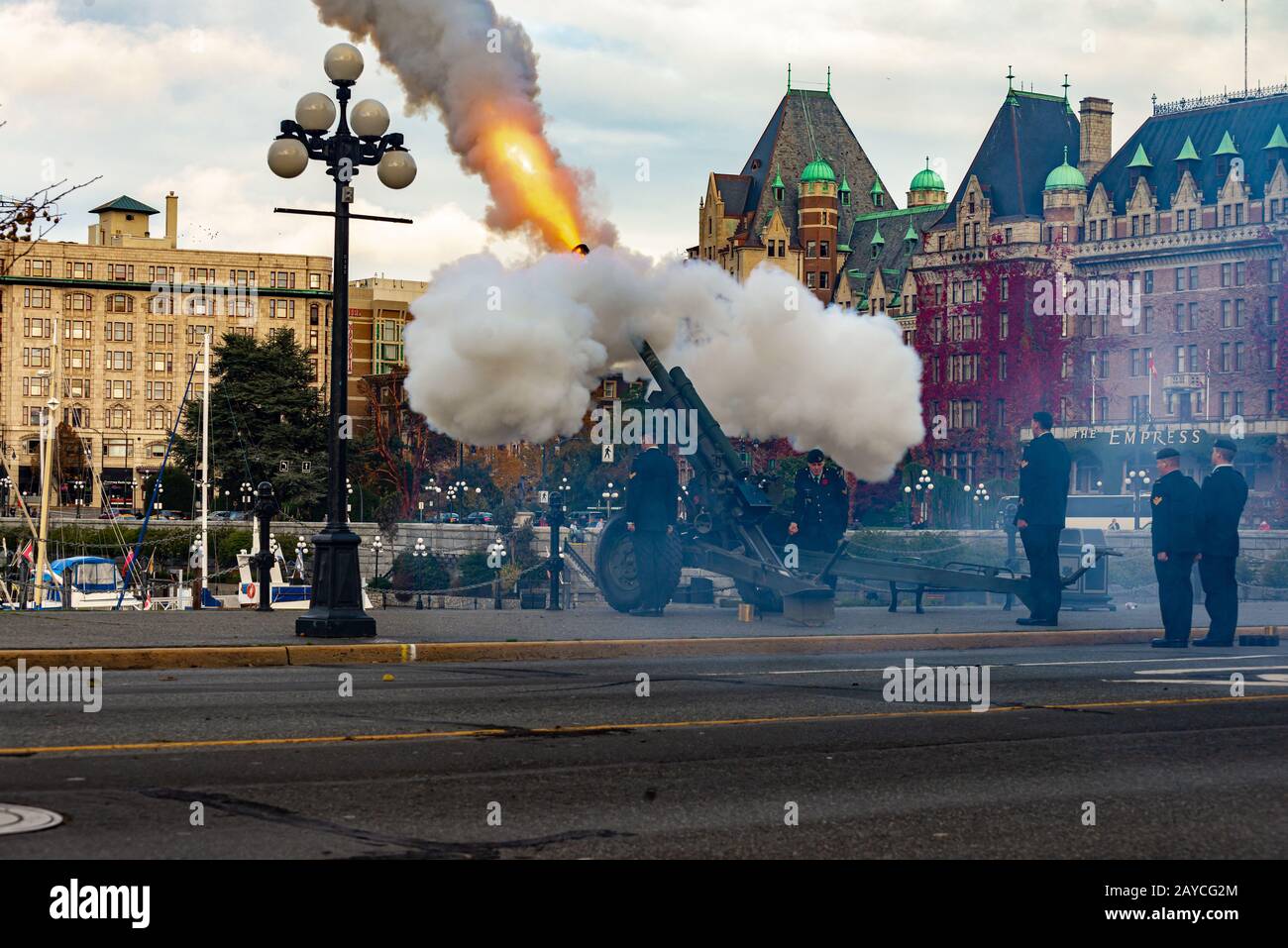 Victoria British Columbia Canada 1 novembre 2012: Artiglieria 21 pistola saluto all'apertura della legislatura BC Foto Stock