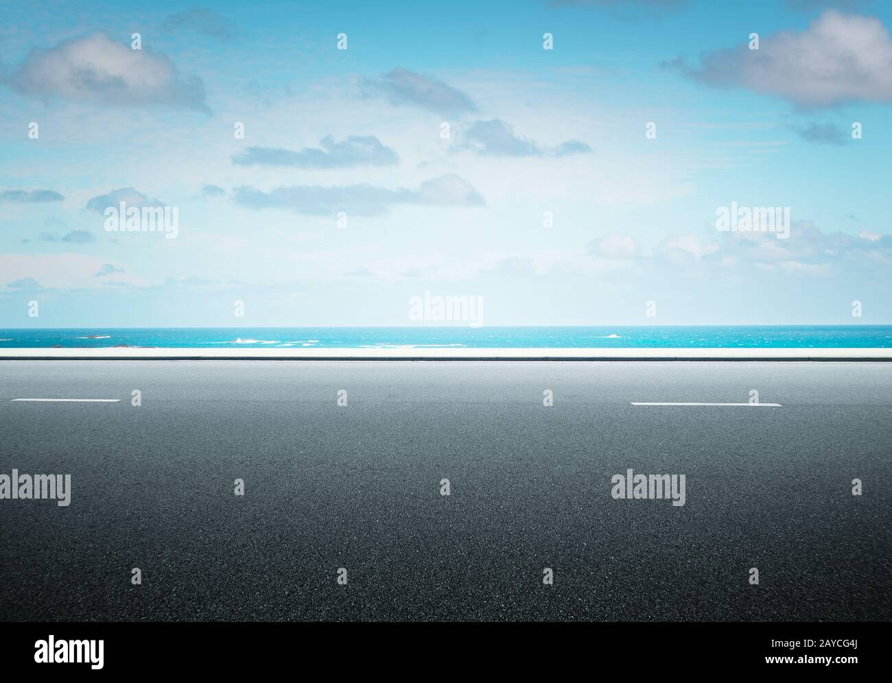 Vista laterale strada asfaltata sulla soleggiata giornata estiva vicino al mare . Foto Stock