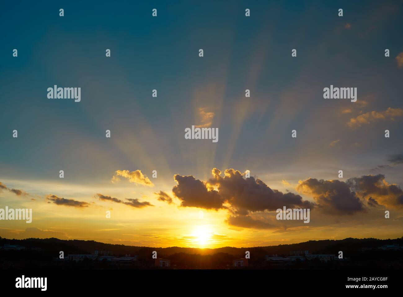 Luce del sole drammatica o raggio di sole attraverso le nuvole sullo sfondo del cielo tramonto. Foto Stock