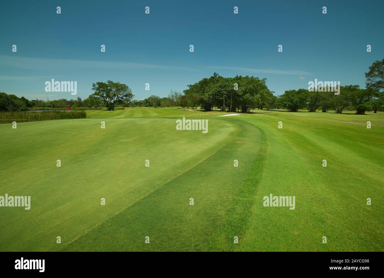 Tranquillo e pulito il verde bellissimo campo da golf . Foto Stock