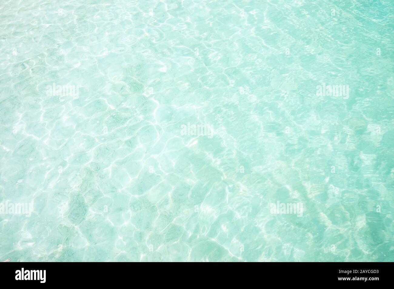 Crystal Clear e acqua del mare turchese del mare tropicale . Foto Stock