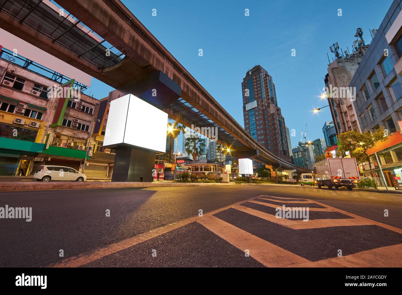 Paesaggio urbano di notte nel quartiere di Bukit Bintang Foto Stock