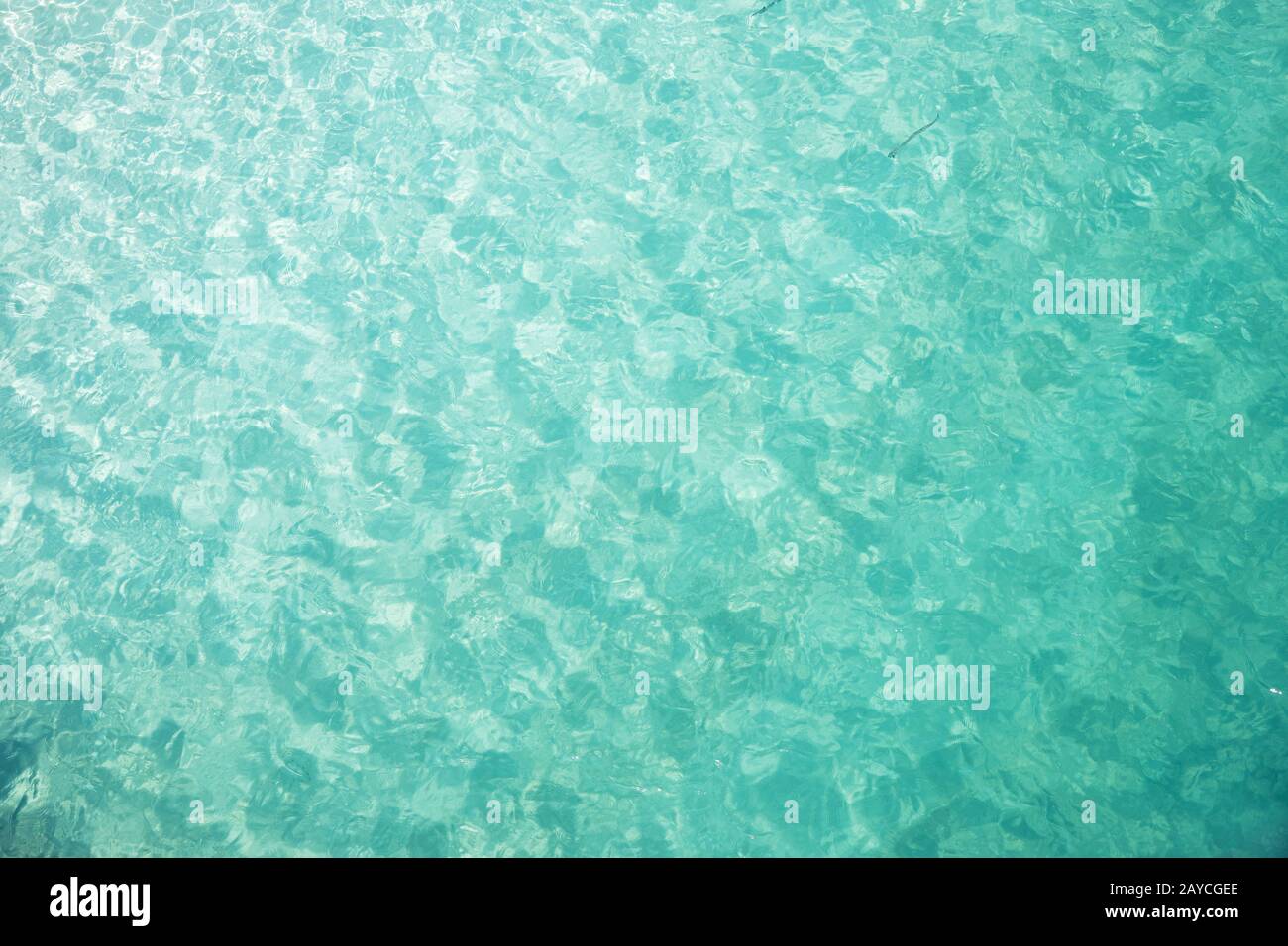 Crystal Clear e acqua del mare turchese del mare tropicale . Foto Stock