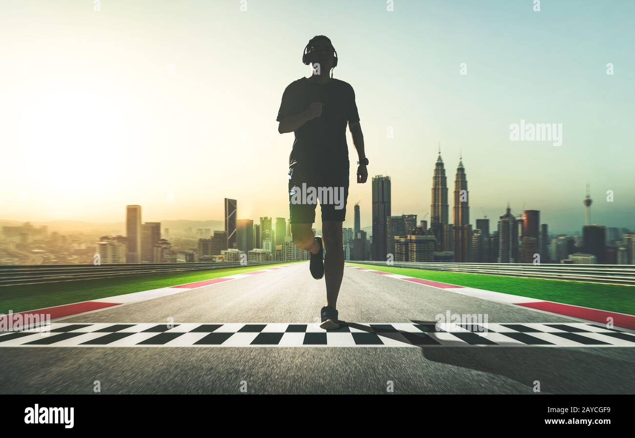 Atleta che corre su strada linea di partenza e di arrivo con sfondo dello skyline della città . concetto di motivazione sportiva . Foto Stock