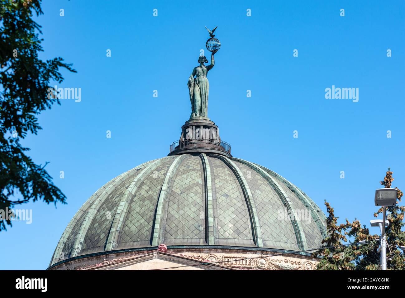 Volgograd, Russia - Agosto 26, 2019: Dome con una statua sulla costruzione del Planetario di Volgograd Foto Stock