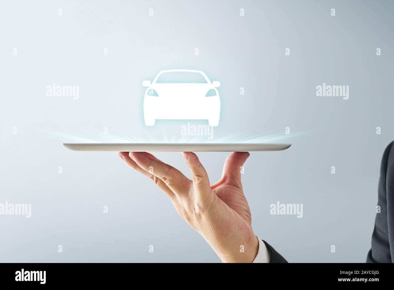 La mano del cameriere che tiene un tablet digitale vuoto con schermo virtuale dispaly un automobile Foto Stock