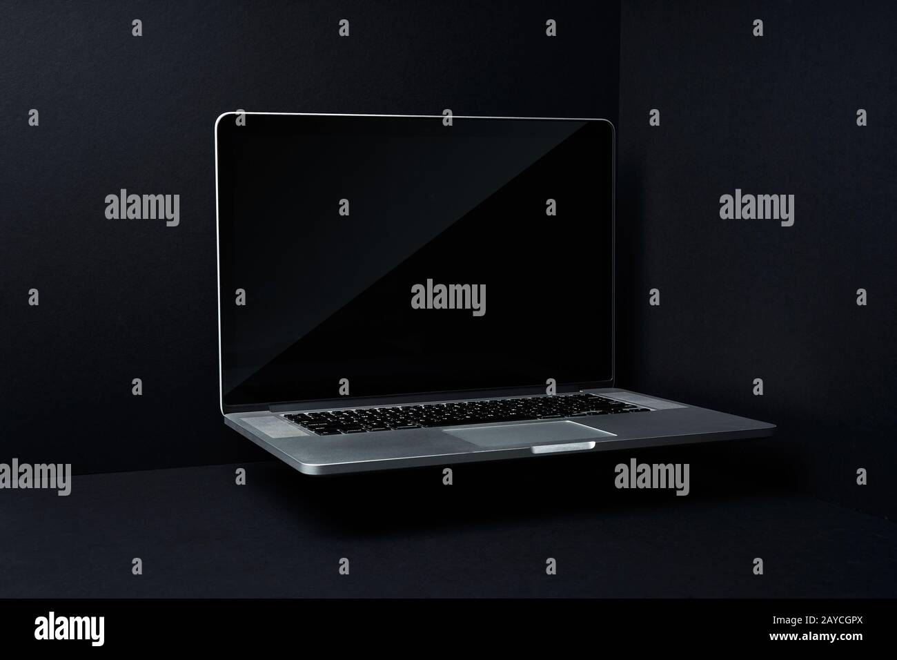 Laptop fluttuante su sfondo nero tridimensionale mockup Foto Stock