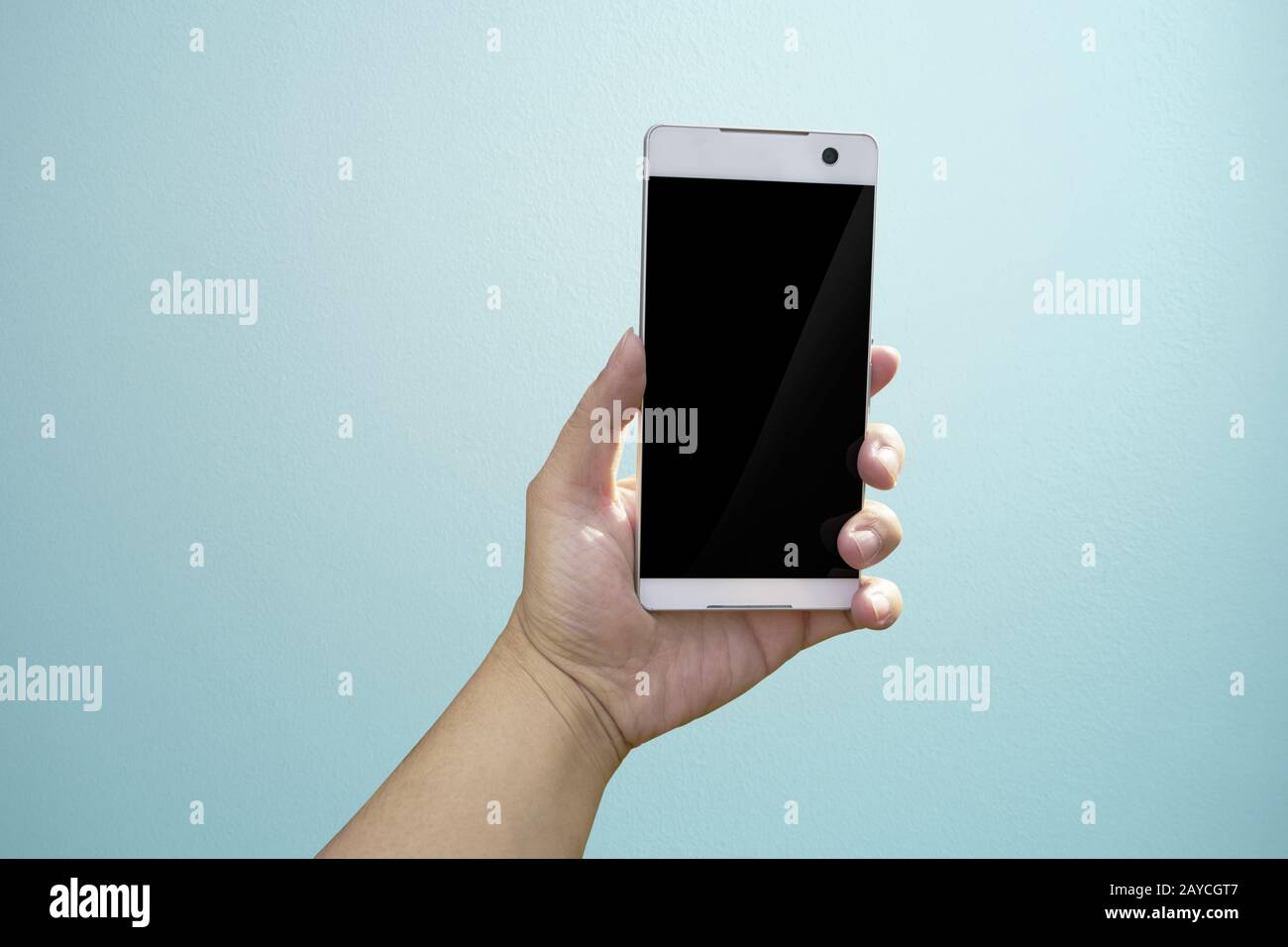 Smartphone portatile con schermo vuoto. Isolato su sfondo azzurro. Foto Stock