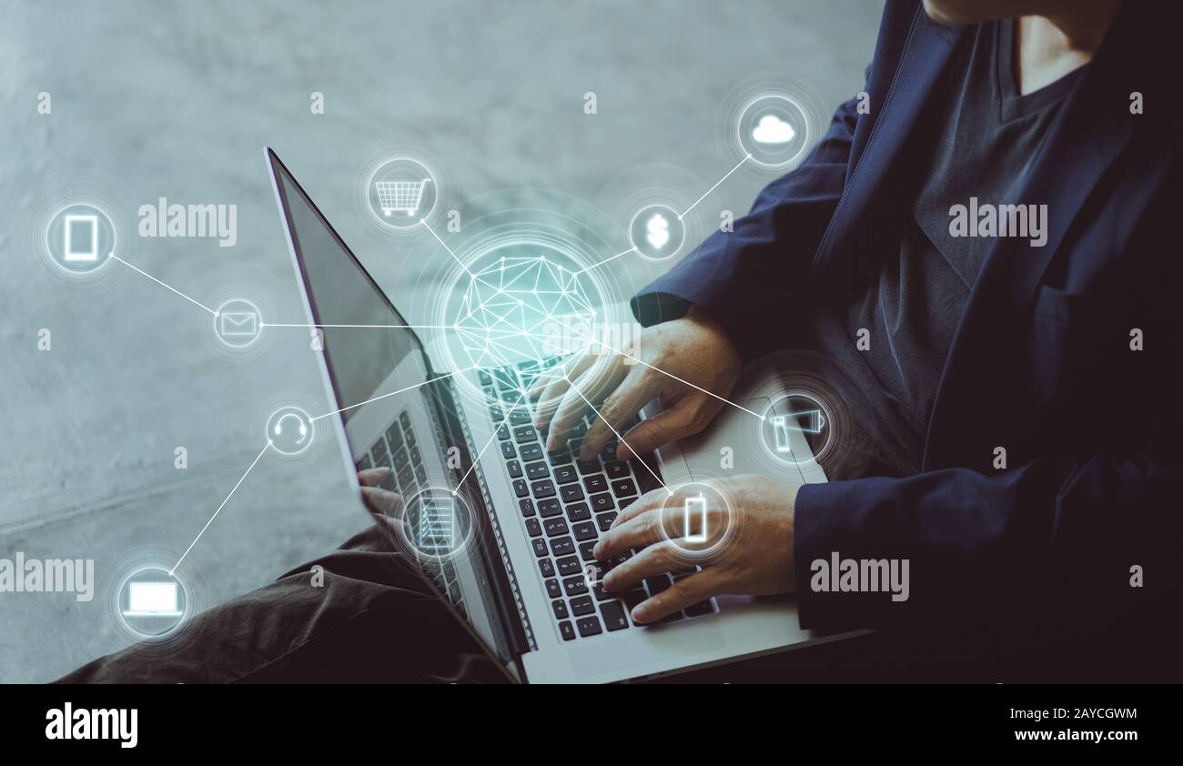 Angolo superiore e vista in primo piano di un uomo d'affari che utilizza il laptop per effettuare acquisti online e pagamenti bancari. Sfondo sfocato . Foto Stock